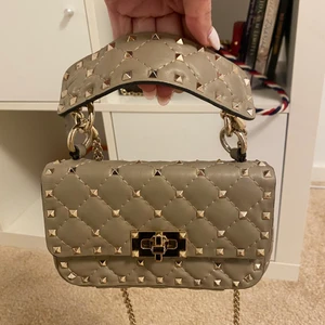 Valentino väska - Äkta Garavani valentino bag. Medföljer inget kvitto pga det säljer jag den så billigt! Skickar flera bilder på chatt! 