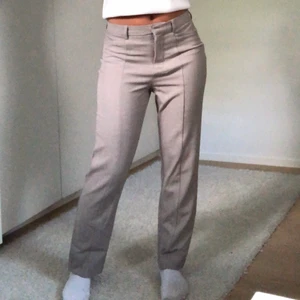 Kostymbyxor - Säljer dessa supersnygga kostymbyxorna ifrån nakd!! De sitter såå snyggt på och är i bra skick💕💕