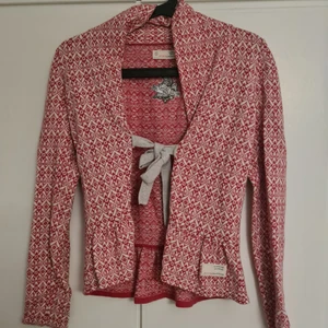 Rosa kofta Odd Molly  - Fin mörkrosa kofta från Odd Molly 