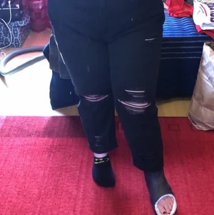 American Eagle Jeans - Svarta American Eagle jeans. Lappar sitter kvar. Storlek 48. Säljes för 450kr, nypris ca 580kr