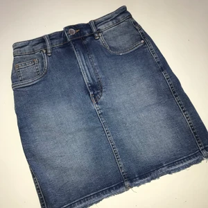 Jeanskjol strl. XS - Jeanskjol från Zara i storlek XS. Stretchigt material