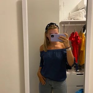 Off shoulder topp storlek 36 - Jättefin och fräsch silkes topp i en blå jättefin färg från HM. Som tyvärr inte kommer till användning längre. Mycket bra skick och är i storlek 36 men passar allt från xs-m då de är väldigt luft och de är resor så den är töjbar. Priset är exklusive frakt, köper står för frakten. 