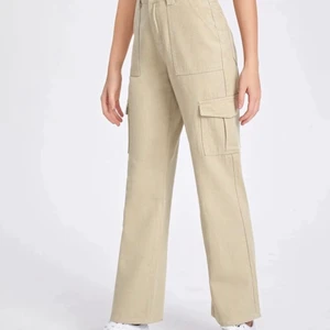 Cargo Jeans - Säljer mina khaki cargo jeans för att de är för stora för mig. Byxorna är endast prövade men aldrig använda. Skulle rekommendera att du är 170 eller kortare för att längden på byxorna ska sitta fint. Frakten är inräknat i priset. 