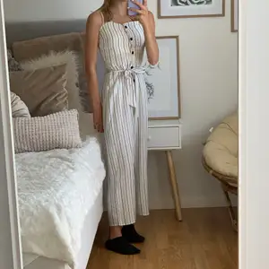 Säljer en jättefin vit byxdress från h&m🤍 Använd en hång och är i fintskick/nyskick✨ Säljer för: 85kr⭐️