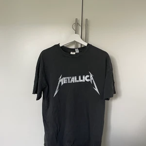 Svart/grå tröja  - En tröja från hm aldrig använd lappen är kvar. Storlek s