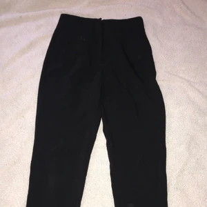 Kostymbyxor  - Ett par svarta kostymbyxor från Zara