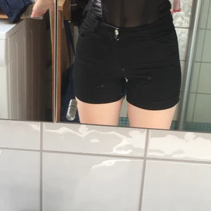 Svarta shorts  - Ett par svarta shorts i storlek xs men skulle säga att de passar xxs också. Köparen står för frakt, kontakta mig för fler bilder eller vid frågor! Endast seriösa köpare ❤️❤️