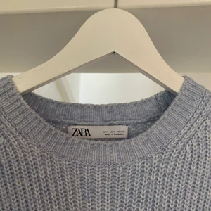 Ljusblå stickad tröja - Superfin ljusblå stickad tröja med fin detalj på ärmarna från Zara. En gammal favorit, så välanvänd och lite nopprig. Den har även en lös maska på baksidan (sista bilden). Fri frakt!!🤩