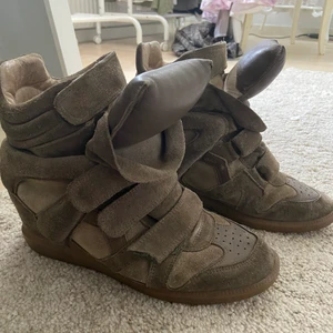 Isabel Marant sneakers strl 40 - Sneakers från Isabel Marant. Väl använda men fortfarande i helt okej skick! 😇 storlek 40 men passar även en 39 och skulle även säga 41.