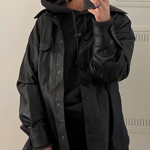 Läderskjorta - Säljer denna fina fakeläder skjorta/jacka från H&M. Köpte den förra året och den är i jättebra skick. Jag är 170cm och har vanligt vis S/M men denna är i M/L och jag tycker den sitter snyggt oversized!! 