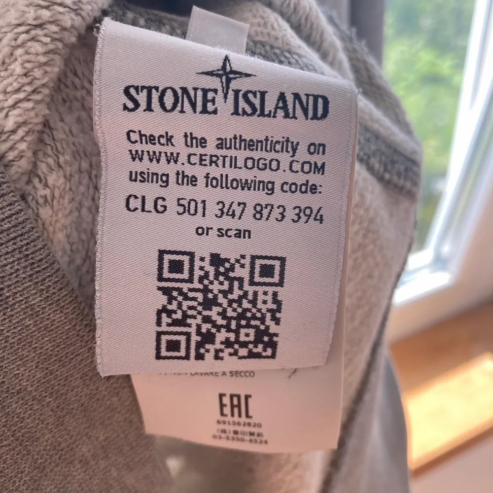 Säljer min stone island hoodie som inte kommer till användning längre . Den är storlek S men passar också folk med  M. Buda från 700, köptes för 2500 och är i bra skick och är 100% äkta då de finns en qr kod🤍. Hoodies.