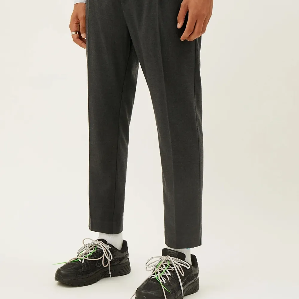 Fräscha brallor från weekday. Modellen är thriller woven joggers. Det är dom på första bilden fast svarta. Storlek medium herr. Nypris 600kr. Använda väldigt lite så jättebra skick. Jeans & Byxor.