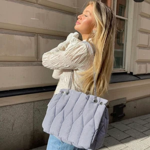 Zara väska  - Intressekoll på min populära zara väska som är slutsåld! Säljer vid ett bra bud🧚🏽‍♀️ bilderna är från Molly Malhotras instagram!