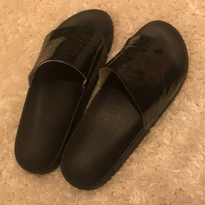 Tofflor i lack  - Ett par tofflor i lack! Som nya. Ny pris : 110kr mitt pris: 70kr