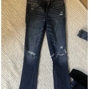 Botcut jeans med slitning  - Jättesnygga botcutbyxor i storlek 26*33 vilket motsvarar och passar 34 och 36