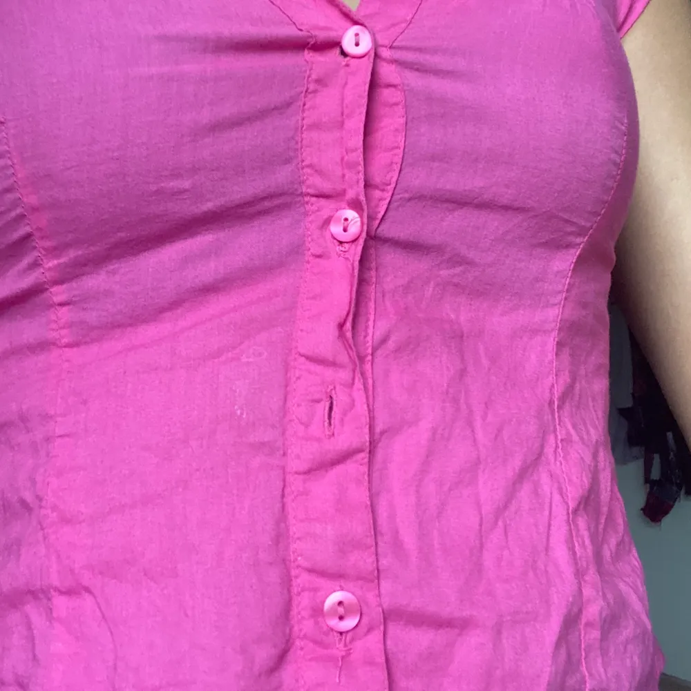 (Garderobsrensning!) Söööt rosa blus köpt på barnavdelningen💕 Den är rätt liten och har ingen strech så skulle rekommendera till någon med ca xs-s då den är rätt tight över tittisarna. Frakt 66kr eller mötas upp i Västerås😝. Puserot.