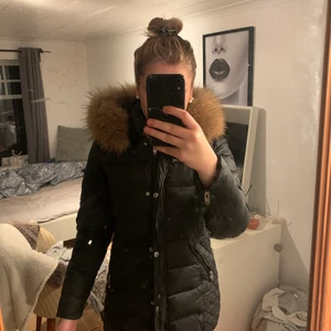 Rockandblue jacka - Säljer min andra vinterjacka då jag har köpt en ny. Köpes på miinto för 4000kr säljer den nu för 1500kr då jag bara vill bli av med den. Den är använt ca 1 månad och inte trasig eller i dåligt skick alls.
