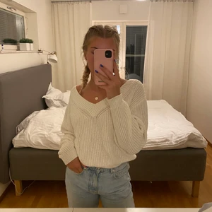 Vit stickad tröja - Supersöt och skön stickad tröja från H&M. Kommer inte till användning längre så ja har för många stickade tröjor💗💗 Köpare står för frakt!💗