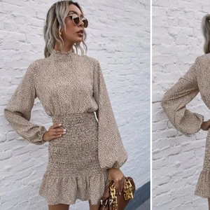 Shein klänning, leopard mönster - Denna klänning är köpt från Shein, kostade 250, säljer denna för 100kr. Denna är i storlek L men den är väldigt kort och tajt så passar mer på de som vanligtvis har storlek S/M i kläder ☺️Aldrig använd