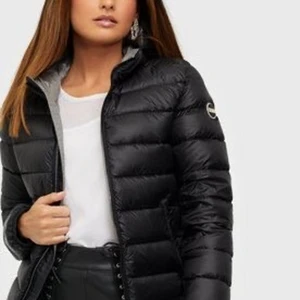 Colmar jacka  - Säljer nu min fina colmar jacka, i storlek 44 (italiensk storlek) vilket motsvarar M/38. Jackan är i nyskick och är köpt på johnells för ca ett år sedan, kontakta mig gärna om ni skulle ha några frågor!💗 Buda Eller köp direkt för 2500 kr