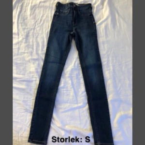 mörkblåa jeans - Mörkblåa jeans. Aldrig använda. bjuder på frakten