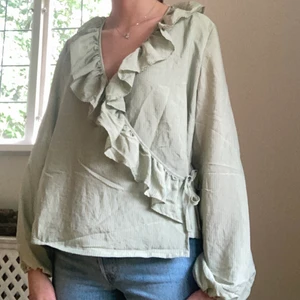 Knutblus från Softrebels  - Blekgrön knutblus från Softrebels. Knyts på två olika ställen. Aldrig använd. Storlek: S Material: 62% polyester 38% rayon