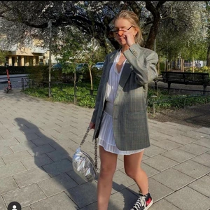 Nunoo väska - Säljer denna supercoola väska från NuNoo bags! Klär upp outfiten riktigt nice och är väldigt snygg! Nypris: 800kr, mitt pris 400kr💕 väldigt bra skick