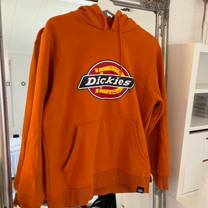 Dickies hoodie  - Storlek M. Passar perfekt mig som är M. Har använt några gånger. Men är fortfarande i nyskick. Köpare står för frakt, jag föredrar spårbart frakt för bådas säkerhet. Jag ansvarar inte för postens slarv. 