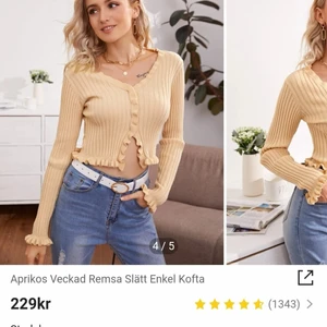 Shein topp - Superfin långärmad topp från shein som jag bara har använt 1 gång. Säljer då den inte riktigt var min stil. Passar XS-S och är stretching. Den går att knäppa upp också. 