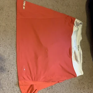 Lågmidjad tenniskjol  - En söt lågmidjad tennis kjol från wilson. 