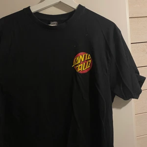 Santa Cruz tshirt  - Jättesnygg tshirt från santa cruz, i storleken L, använda några gånger men i väldigt bra skick. 