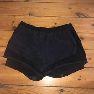 Träningsshorts  - Ett par träningsshorts från Soc i storlek 38 men jag skulle säga 36-38. Som man kan se på bilden så har de ett par tighta ”shorts” under och ett par lösa över, så man behöver inte vara orolig för att det ska synas för mycket. De går även att spänna åt med snörning inifrån.