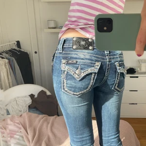 Miss me jeans - Säljer dessa såå coola lågmidjade bootcut Miss me jeans med giltter detaljer på fickorna!😍 De är långa på mig som är ca 167 cm! Väldigt unika jeans med lite 2000 tals vibe!! De är i bra skick👌 Köparen står för frakt💕 Buda