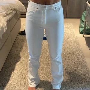 Vita jeans - Oanvända jeans från zara i modellen Mid Rise Straight! Frakt tillkommer