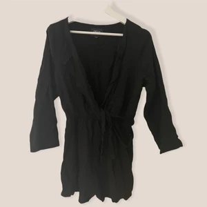 Jumpsuit Nelly Trend - Jumpsuit från Nelly Trend. Band i midjan som man kan knyta samt en knapp vid bysten så kan man välja hur urringad man vill ha den.