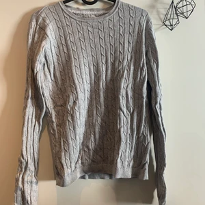 Grå kabelstickad tröja  - En skön kabelstickad tröja 