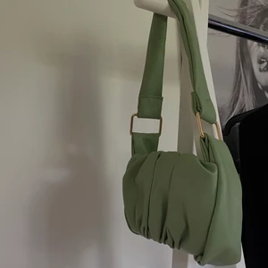 Grön handväska - Handväska som aldrig är använd och som tyvärr inte var min stil💞