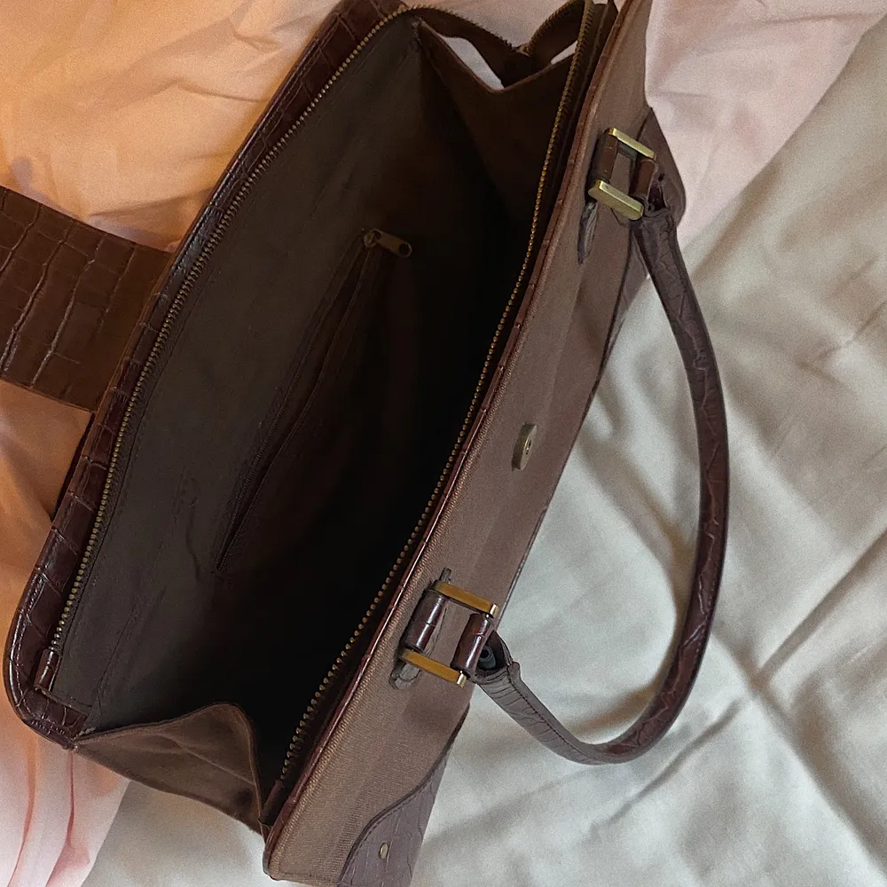Säljer denna snygga och trendiga bruna handväska som jag köpt på plick men inte fått användning av, superrymlig och i bra skick!! 💛💛 frakt tillkommer på 50kr. Väskor.