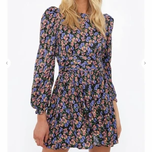 Blommig klänning🌸 - Blommig klänning från chiquelle. Storlek 36, passar även 34. Kort modell med öppning i ryggen. Köparen står för frakten. 👗