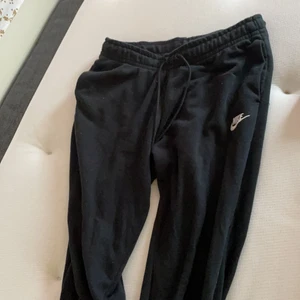 Nike mjukisbyxor  - Nike mjukisbyxor som är använda en del. Säljer för att jag inte använder dem längre. De är i bra skick!
