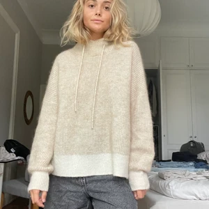 Hoodie från Ganni - En mysigt hoodie från Ganni som säljs för att jag redan har många tjocktröjor! Den är lite oversize och längre baktill, passar alla storlekar! 