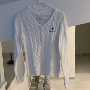 Vit kabelstickad tröja - En oanvänd vit kabelstickad tröja med prislapp på