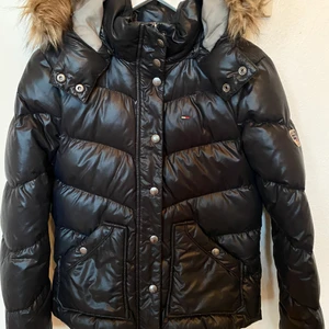 Jacka från Tommy Hilfiger - Avtagbar päls och luva. Anpassad för vinter/höst.