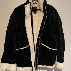 Manchester vinterjacka från Monki  - Jättefin fodrad Manchester jacka från Monki. Inköpt vinter 20/21 knappt använd och i mycket fint skick. 