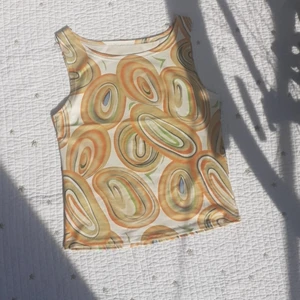 Abstract 90 tals top - Har aldrig använts förutom i bilden. En fin tröja som jag tänker sälja eftersom färgen inte passar mig. Den är bekväm och mönstret är unikt. Fraktkostand diskuteras efter intresse. Jag är öppen att mötas upp i stockholm. Du får den direkt för 399. 