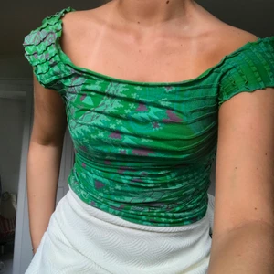 Grön tropp - Mönstrad grön topp köpt från en tjej här på Plick. Banden vid armarna kan man både ha på axlarna men även nedanför 🦎