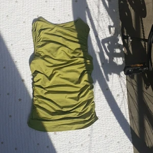 Green 90s ruched croptop - Jätte fin 90 tals tröja som är strechig och sitter därför bekvämt. Har aldrig använt den förutom på bilden så den är i nyskick. Buda gärna i kommentarerna. Du får den direkt för 199. Frakt kostnad diskuteras vid intresse.