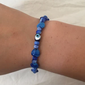 Blått pärlarmband  - Detta armband vet jag inte jag köpte, men det är använt några få gånger💙 jag säljer den här för 10kr + 10kr frakt🤍 kontakta mig om ni är intresserade 💞 pris kan möjligen sänkas om du tar kontakt💗