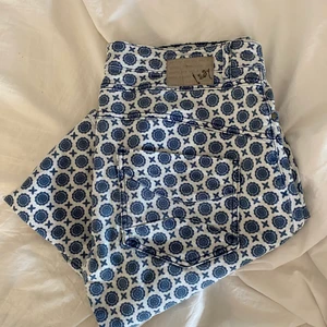 Jeans - Säljer dessa jeans då dem är för korta för mig. Väldigt bra skick!! 