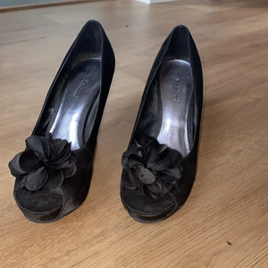 Graceland klackskor strl 37 - Graceland stilettklackar i nyskick. Strl 37. Öppen tå med rosett ovanpå. 